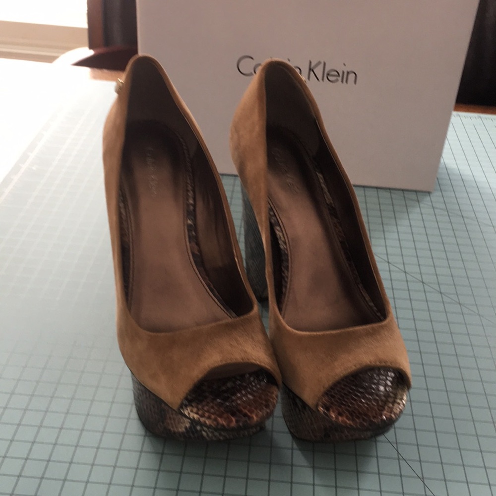 Calvin Klein Tan, Kid Suede, Snake Print Platform, Peep-toe, High Heels size 8 - Picture 10 of 10
